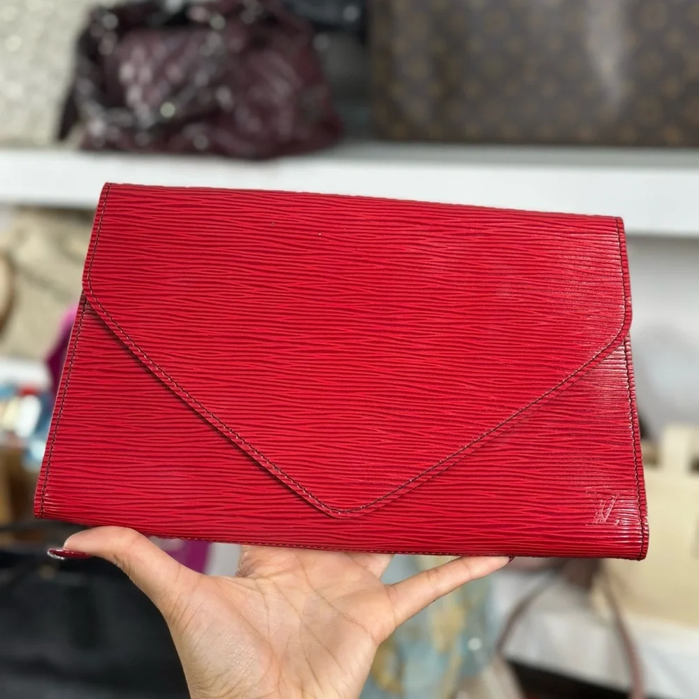 LV Red Epi Leather Clutch pocket peeling